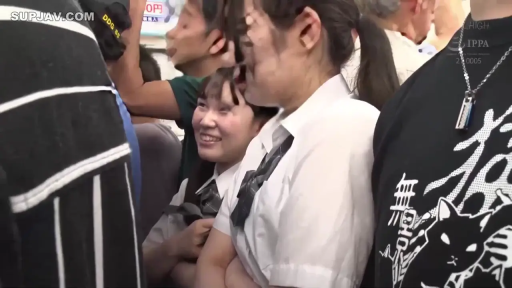 交谈 · 全身 · 站立 · 平静 · 休闲装 · 门 · 门口 · 三人