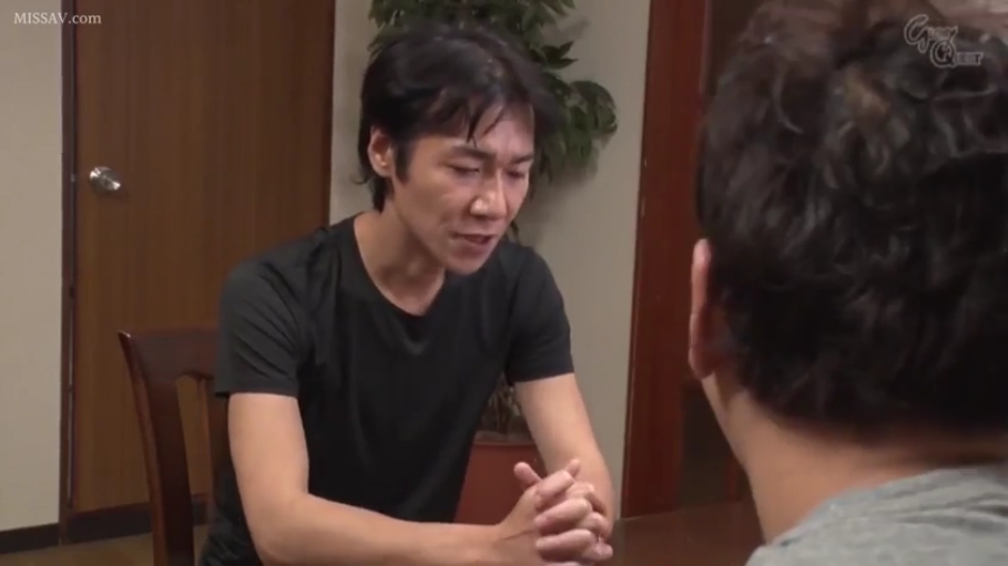 室内 · 坐姿 · 交谈 · 严肃 · 中景 · 桌子 · 黑色T恤 · 两人