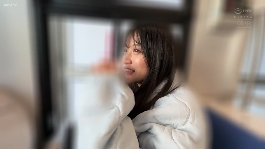 室内 · 坐姿 · 微笑 · 凝视 · 侧脸 · 白色外套 · 清纯风