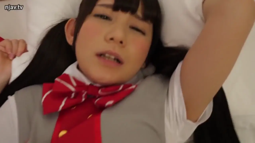 室内 · 制服 · 迷離 · 顔のクローズアップ · 注視 · 仰向け姿勢