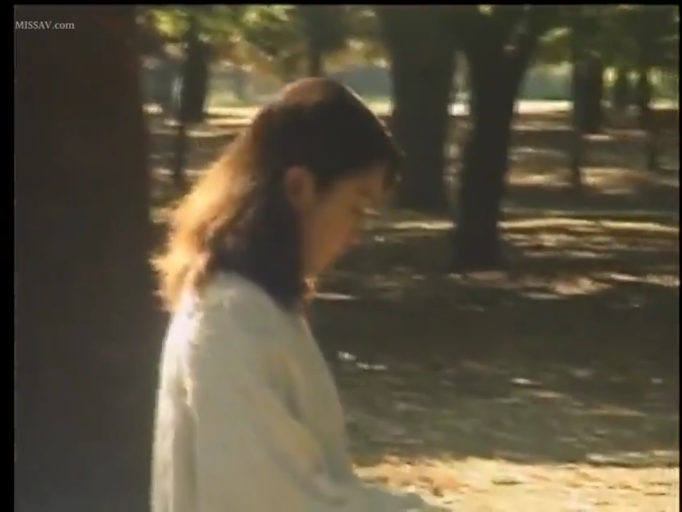 站立 · 中景 · 居家 · 书包 · 亲切 · 室内玄关 · 紫色短袖衬衫 · 整理书包带