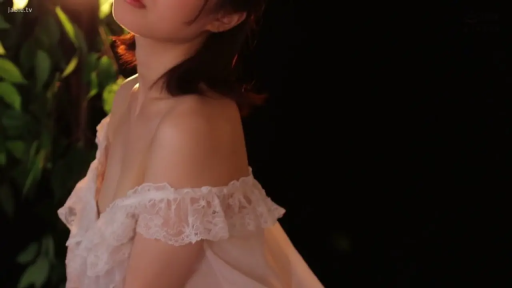 跪姿 · Jable.tv · 卧室床铺 · 紫色床单 · 静态摆拍 · 白色半透明睡裙 · 臀部局部特写