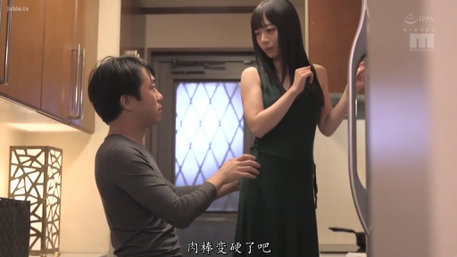 跪姿 · 中景 · 对视 · 触摸 · 中文字幕 · 冰箱 · 室内厨房 · 灰色长袖T恤