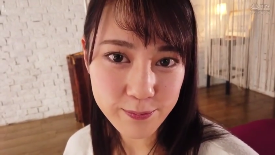 室内 · 脸部特写 · 微笑 · 白色上衣 · 注视 · 亚洲女性 · 正对镜头