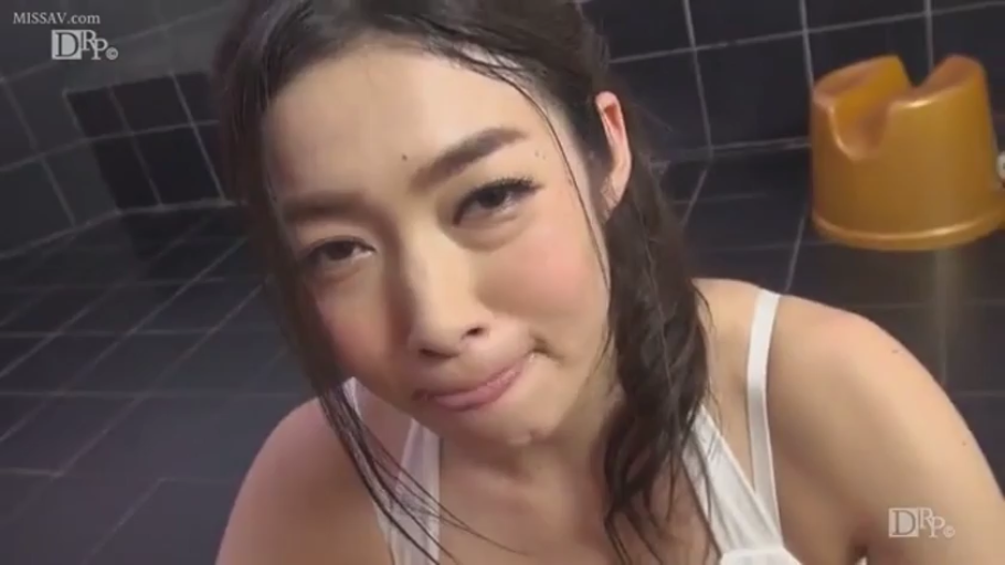 委屈 · 臉部特寫 · 浴室 · 白色背心 · 仰视 · 凝视镜头 · 日本女优 · 洗澡凳