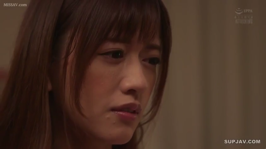 室内 · 忧郁 · 脸部特写 · 常服 · 长发 · 侧头 · 沉默