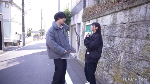 交谈 · 嚴肅 · 全景 · 面对面站立 · 室外街道 · 羽绒服