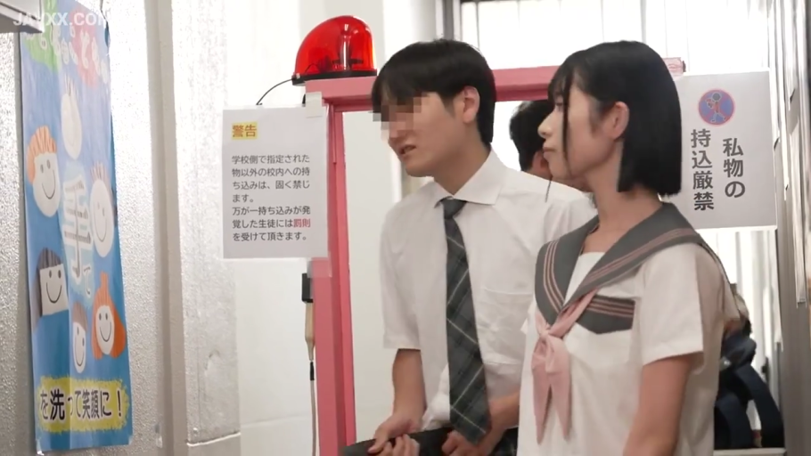 专注 · 白色学生制服 · 学校走廊 · 男生面部遮码 · 学校告示牌 · 墙面有卡通海报