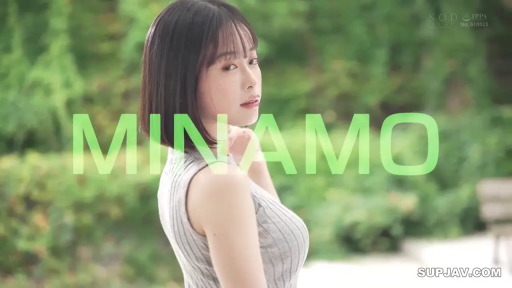 字幕 · 平静 · 摆拍 · 半身 · 公园 · 侧身回头 · 无袖背心