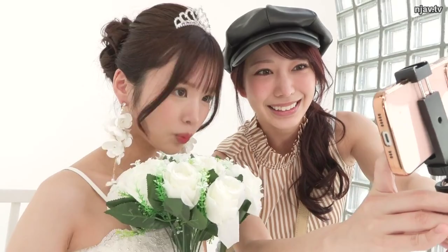 室内 · 脸部特写 · 自拍 · 婚纱 · 甜美微笑 · 生活化场景 · 手捧花 · 并排靠拢