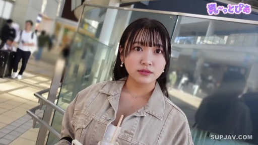 站立 · 面部特写 · 牛仔外套 · 注视镜头 · 惊讶 · 公共场所 · 街头采访 · 饮料杯