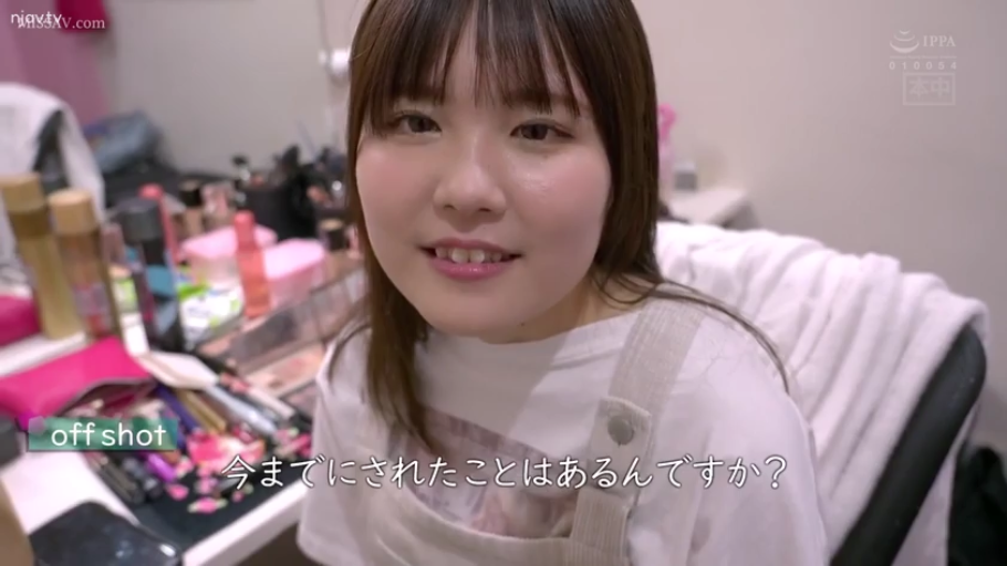 制服 · 下半身 · 演播室 · 展示私处 · 纸张 · 配合 · 站立开腿 · 多人综艺