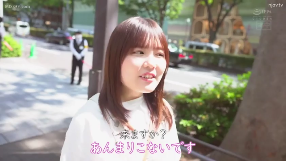 面部 · 站立 · 微笑 · 户外 · 街头 · 受访 · 白色T恤配背带裙