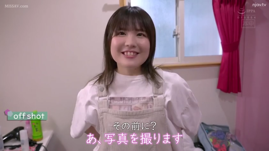 投入 · 卧室 · 床铺 · 口交 · 跪姿 · 面部特写 · 昏暗灯光 · 蓝色T恤