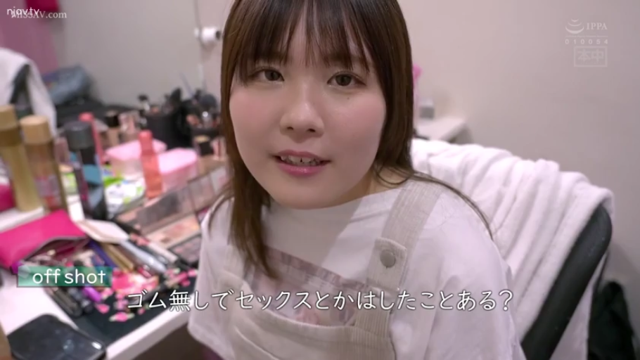 坐姿 · 全裸 · 胸部特写 · 湿身 · 客厅 · 高潮脸 · 润滑油 · 涂抹润滑油