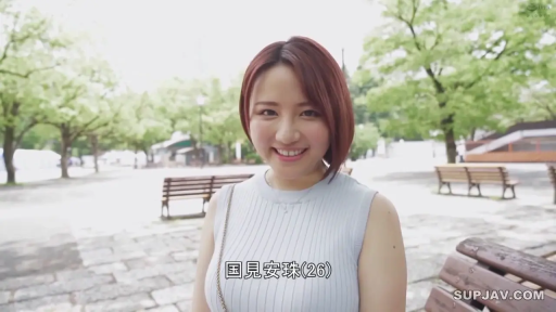 站立 · 半身 · 短发 · 公园 · 愉快 · 长椅 · 无袖衫 · 对镜头微笑