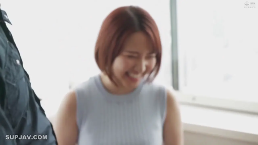 室内 · 站立 · 中景 · 大笑 · 无袖针织衫 · 视频截图 · 愉快