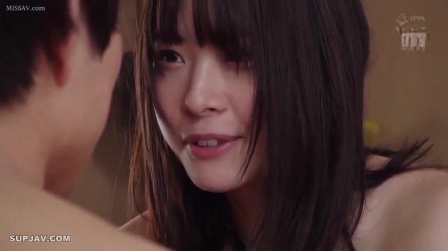 室内 · 脸部特写 · 迷离 · 裸体 · 对视 · 亚洲人 · 对坐