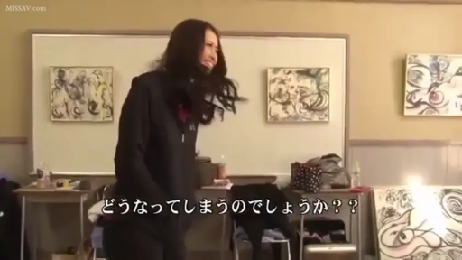 站立 · 微笑 · 上半身 · 窗边 · 衣架 · 生活化 · 浴袍 · 拿衣服