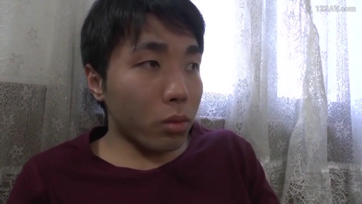 室内 · 坐姿 · 面部特写 · 呆滞 · 注视 · 男性 · 枣红色短袖