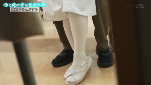室内 · 站姿 · 腿部特写 · 白色连裤袜