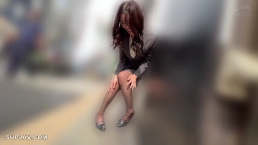 中景 · 户外 · 开心 · 户外街道 · 欢笑 · 遥控器 · 斜靠 · 灰色西装套裙