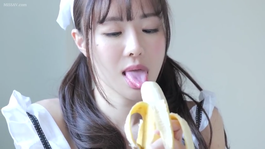室内 · 面部特写 · 诱惑 · 女仆装 · 双马尾 · 正面 · 香蕉 · 舔香蕉