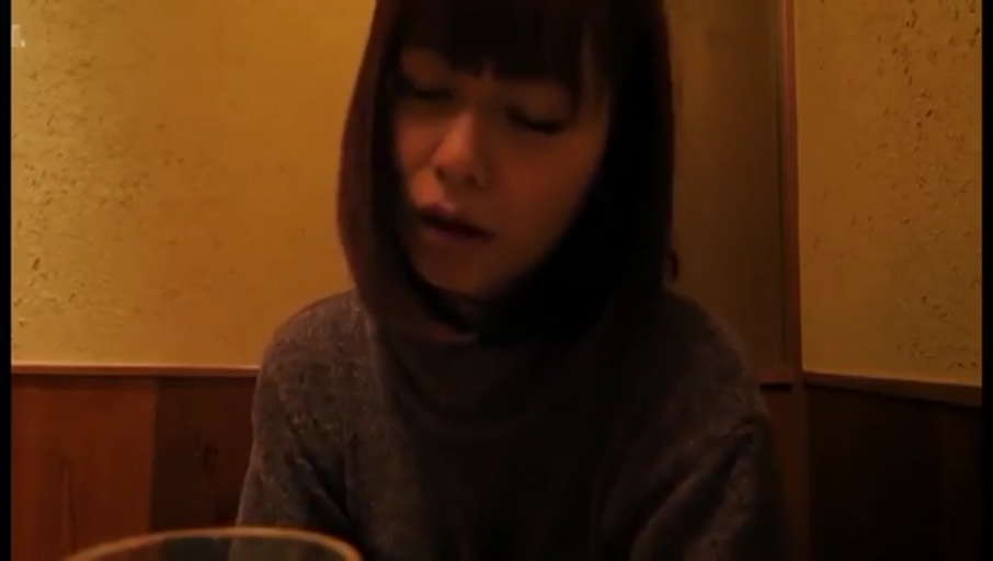 坐姿 · 脸部特写 · 高领毛衣 · 餐厅