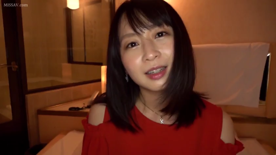 顔部のクローズアップ · ホテルルーム · チャット · 温柔微笑 · 正面坐姿 · 赤いオフショルダートップ