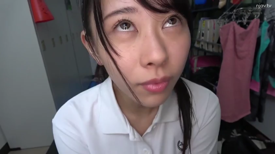 坐姿 · 脸部特写 · 更衣室 · 白色POLO衫