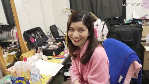 坐姿 · 微笑 · 面对镜头 · 半身 · 幕后花絮 · 粉色浴袍 · 化妆箱 · 化妆室