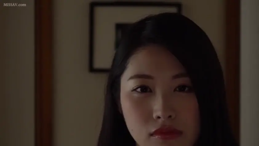 室內 · 嚴肅 · 站立 · 面部特寫 · 注視 · 黑色上衣 · 暗光