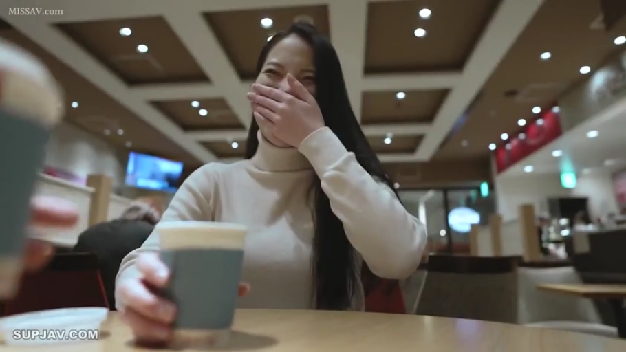 Sitting Posture · 第一视角 · shy · Medium shot · 咖啡杯 · 捂嘴大笑 · 白色高领毛衣 · 咖啡厅