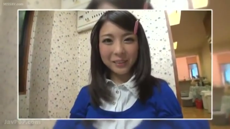 蓝色针织衫 · 面部特写 · 室内房间 · 正面坐姿