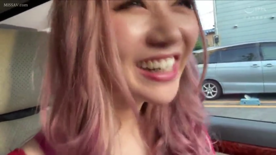 坐姿 · 微笑 · 面部特写 · 车内 · 开朗 · 户外背景 · 紫色背心