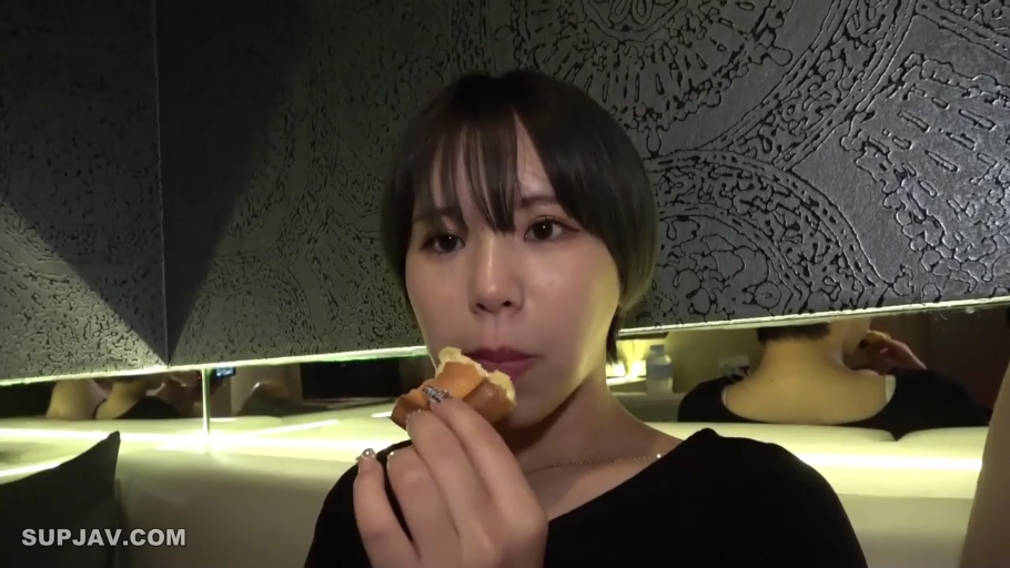 室内 · 座り姿勢 · 顔部のクローズアップ · 平静 · 进食 · ショートヘア · 黑色上衣 · パン