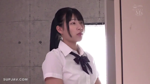 室内 · 制服 · 站立 · 中景 · 自然 · 注視 · 马尾