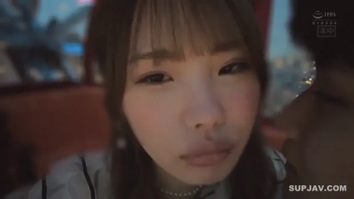 Close-up of the face · Close · 竖条纹衬衫 · 摩天轮内