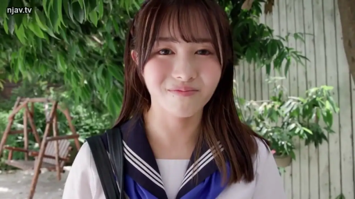 脸部特写 · 站立 · 微笑 · 清纯 · 水手服 · 直视镜头 · 庭院 · 秋千