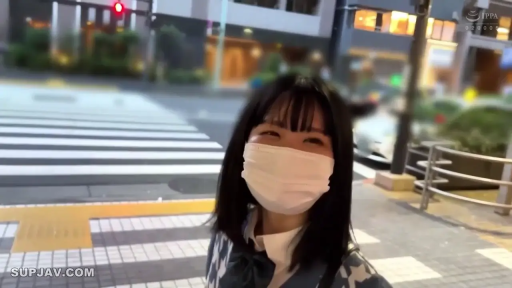 站立 · 微笑 · 中近景 · JK制服 · 口罩 · 素人 · 室外街道 · 走动