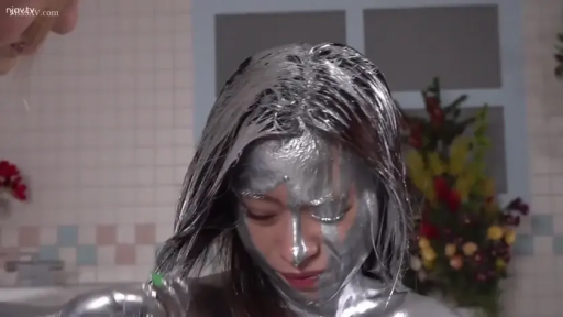 座り姿勢 · 浴室 · 顔のクローズアップ · 苦痛 · 人体彩绘 · 涂抹银漆 · 银色油漆