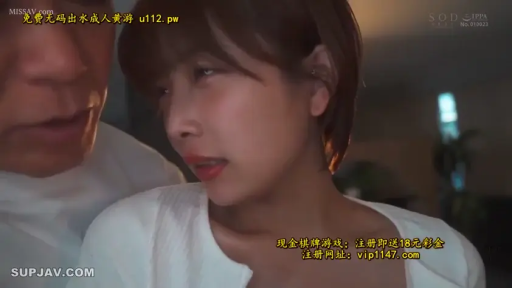 室内 · 顔部のクローズアップ · 白い上着 · 近づいて