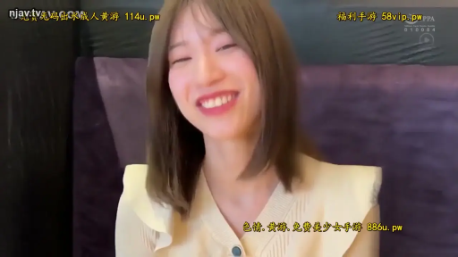 室内 · 坐姿 · 面部 · 面对镜头 · 针织衫 · 清纯 · 大笑