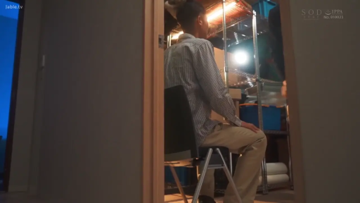 Sitting Posture · 卡其色裤子 · 仓库 · Shelf · 观望 · 神情平静 · 中景侧拍 · 窥视感