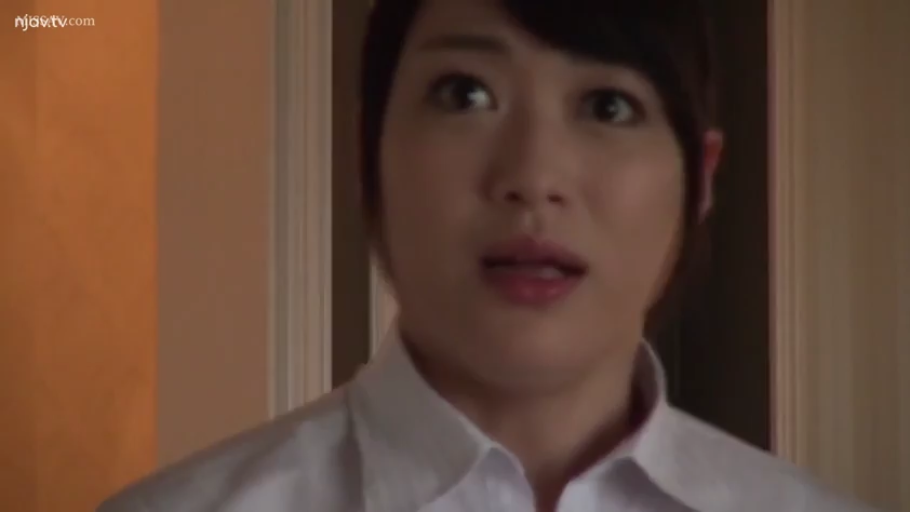 室内 · 脸部特写 · 白色衬衫 · 注视 · 惊讶 · 正面 · 亚洲女性