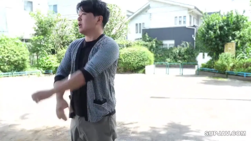 Stand · Medium shot · 自然 · Casual wear · Outdoor · Male · 挥手