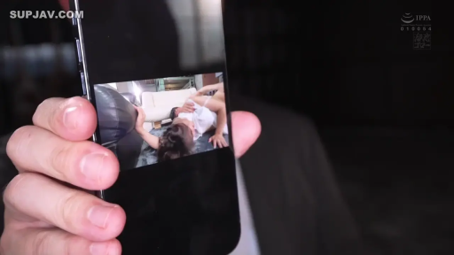 室內 · 中景 · 白色上衣 · 沉醉 · 偷拍視角 · 智慧型手機 · 亲热 · 跪地姿勢