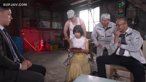 Sitting Posture · Serious · 全景 · Plot · Casual clothes · 办公 · 写字板 · 工厂