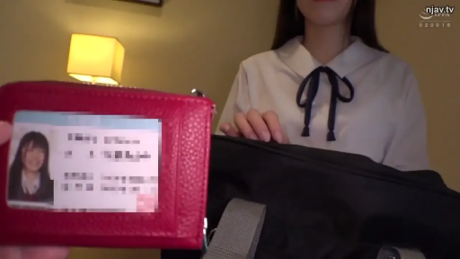 室内 · 坐姿 · 微笑 · 学生制服 · 制服诱惑 · 学生证 · 展示证件 · 证件特写