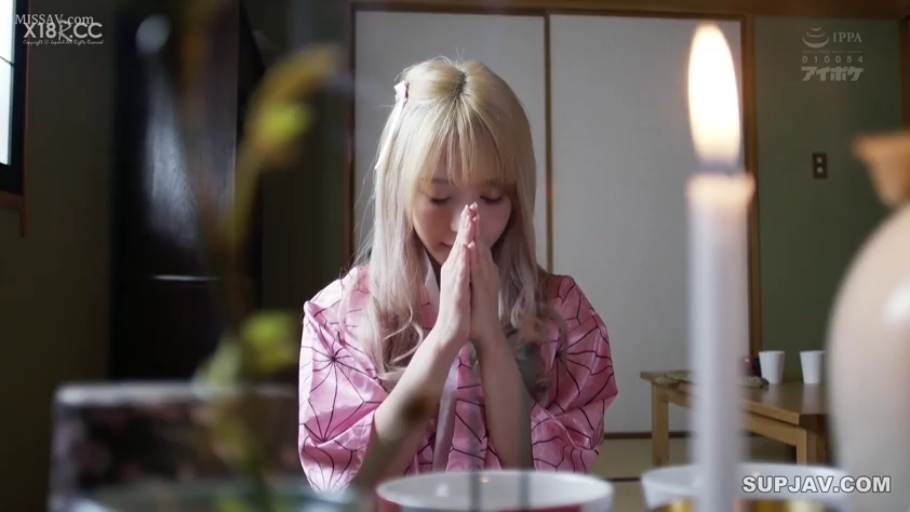 脸部特写 · 和室 · 闭眼 · 金发 · 粉色和服 · 蜡烛 · 祈祷 · 合十